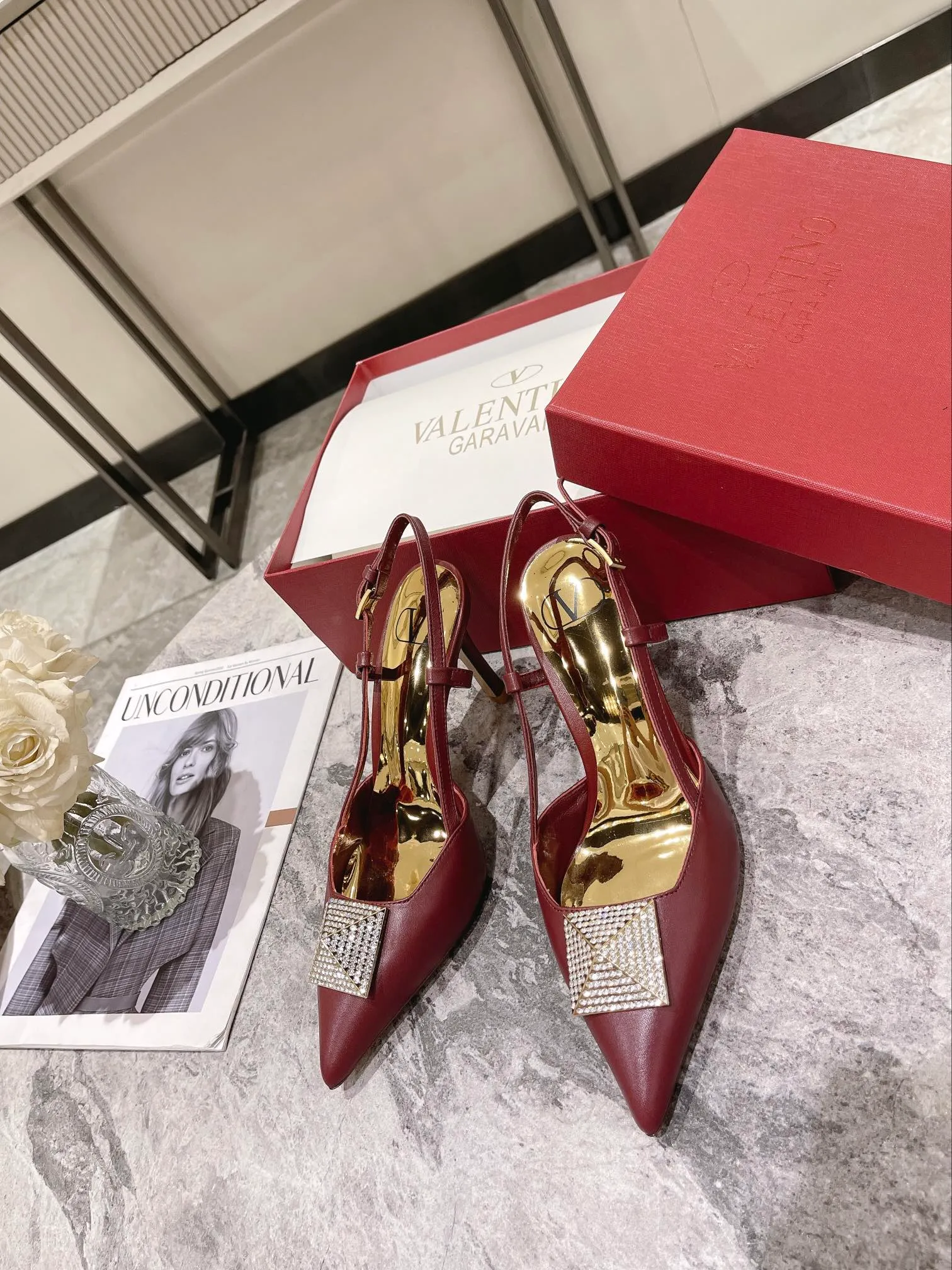 👟👟Ex-factory price 400👟👟 Genuine leather sole +40 Top version 𝑉𝐴𝐿𝐸𝑁𝑇𝐼𝑁𝑂 Valentino new autumn and winter women's back hollow sandals. The unique [pyramid] large rivet hardware [hand-made diamonds] brings out a full sense of high-end, and the new season will live up to expectations! Worth buying ★Imported sheepskin is absolutely high-grade ❥Original method, absolutely sensual ❥Elegant style, creating a different feeling, simple and elegant style!  Code number: 35-41 (34-42 customized) Fabric: Imported sheepskin Lining: Lined sheepskin Heel height: 8cm Leather outsole Rubber outsole